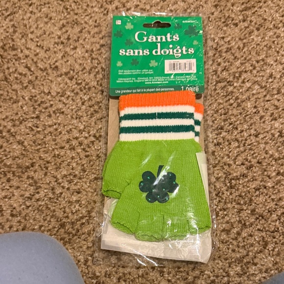 Amscan Green Fingerless Gloves with Shamrock - Picture 3 of 3